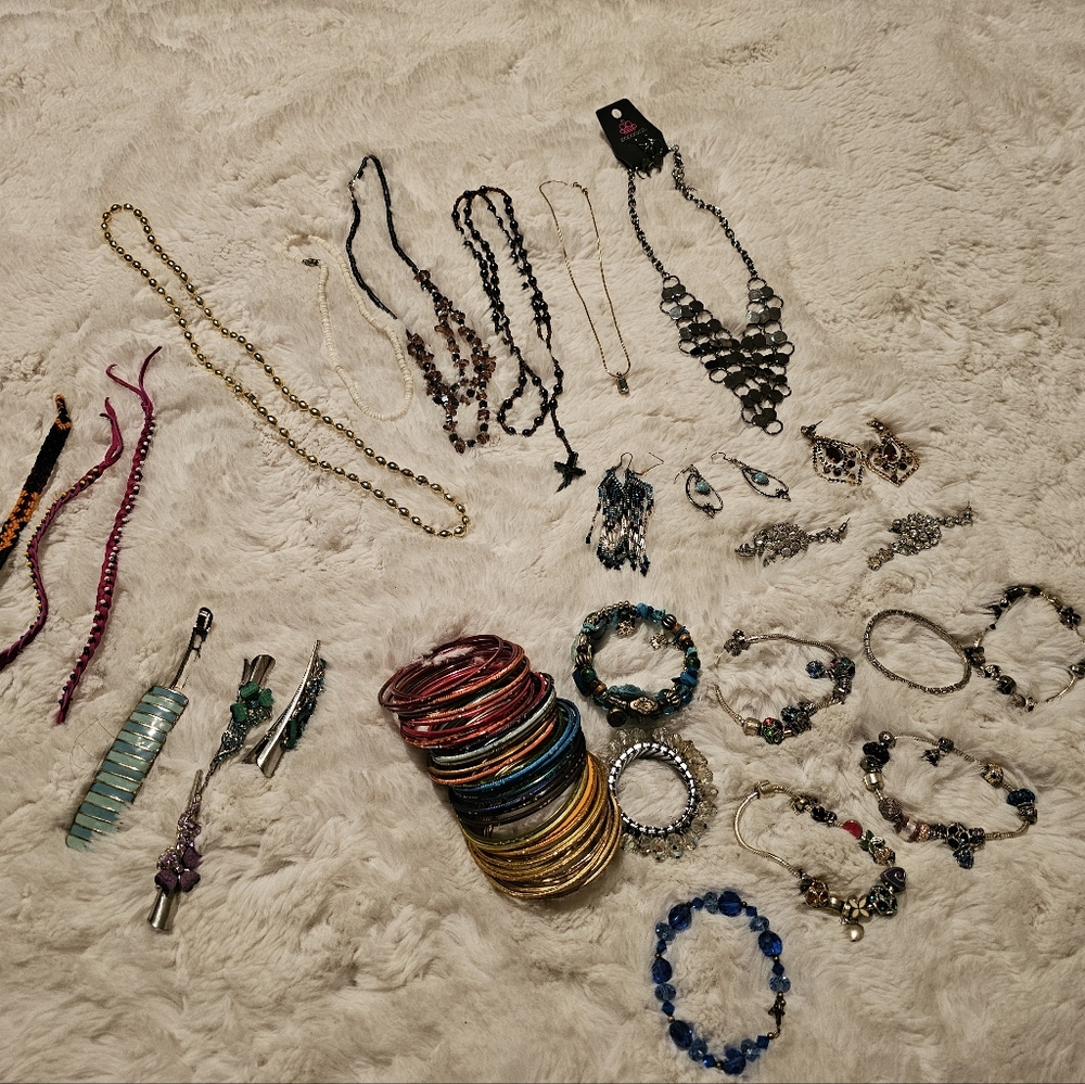 Accessories lot 80+ pieces. Necklaces,earrings, bracelets, hair clips, charms